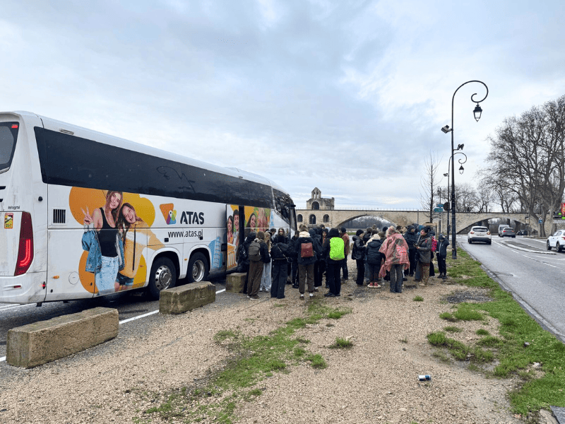 grupa szkolna przy autokarze ATAS 2025 na wycieczce szkolnej